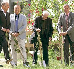 The Foundation’s Board of Trustees. From left to right: Wolfgang Gutberlet, Dr. med. Wolfgang Schuster, Karl Kossmann, Dr. med. Marcus Roggatz and Herwig Judex at the ground-breaking ceremony in 2007